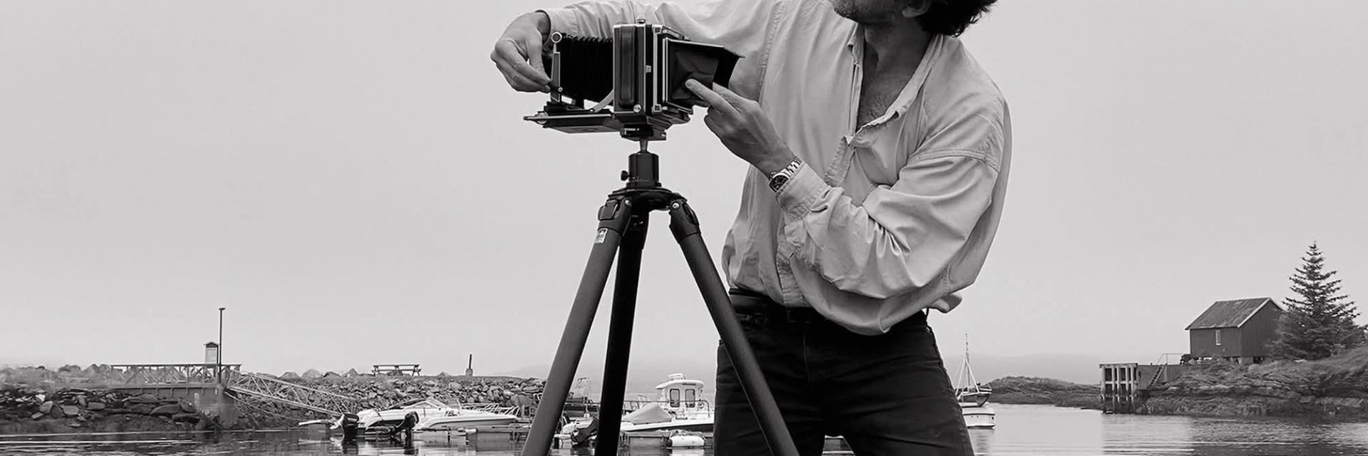 Mann som fotograferer med gammelt fotoapparat