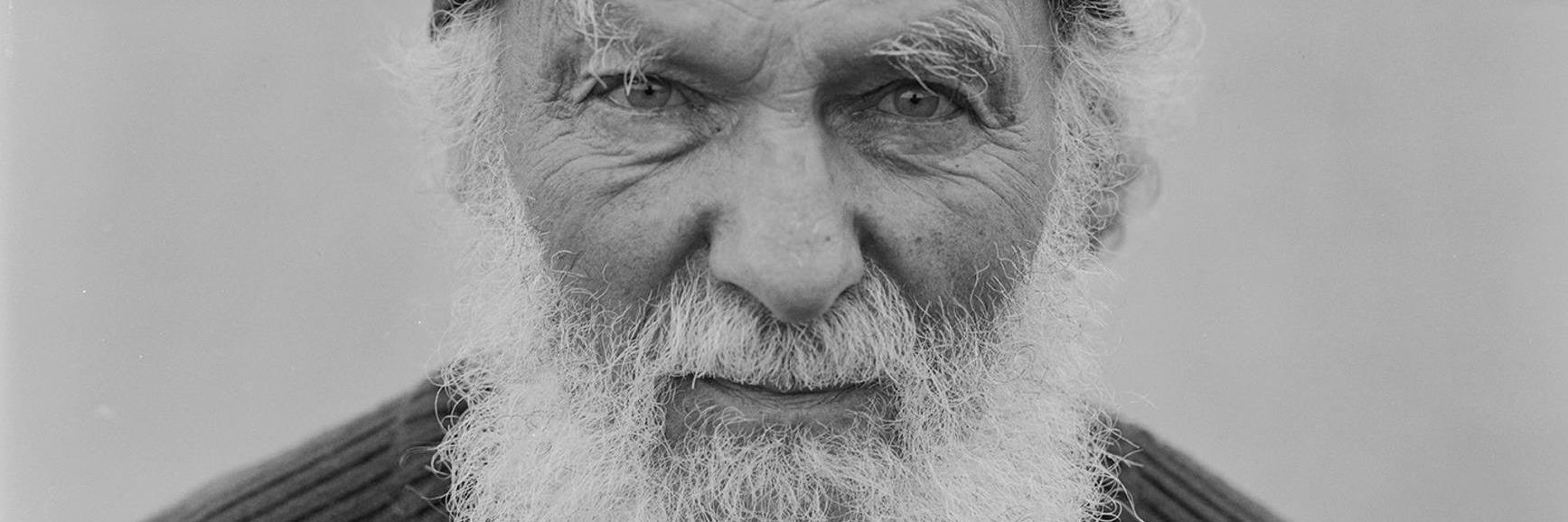 Eldre skjeggete mann med lue